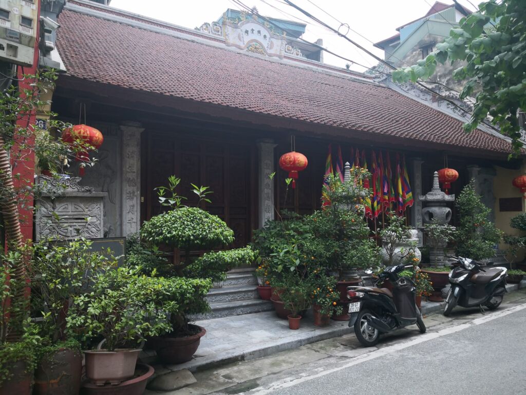 edificio tipico bandiere e lampade rosse piante in vaso moto parcheggiate all'ingresso